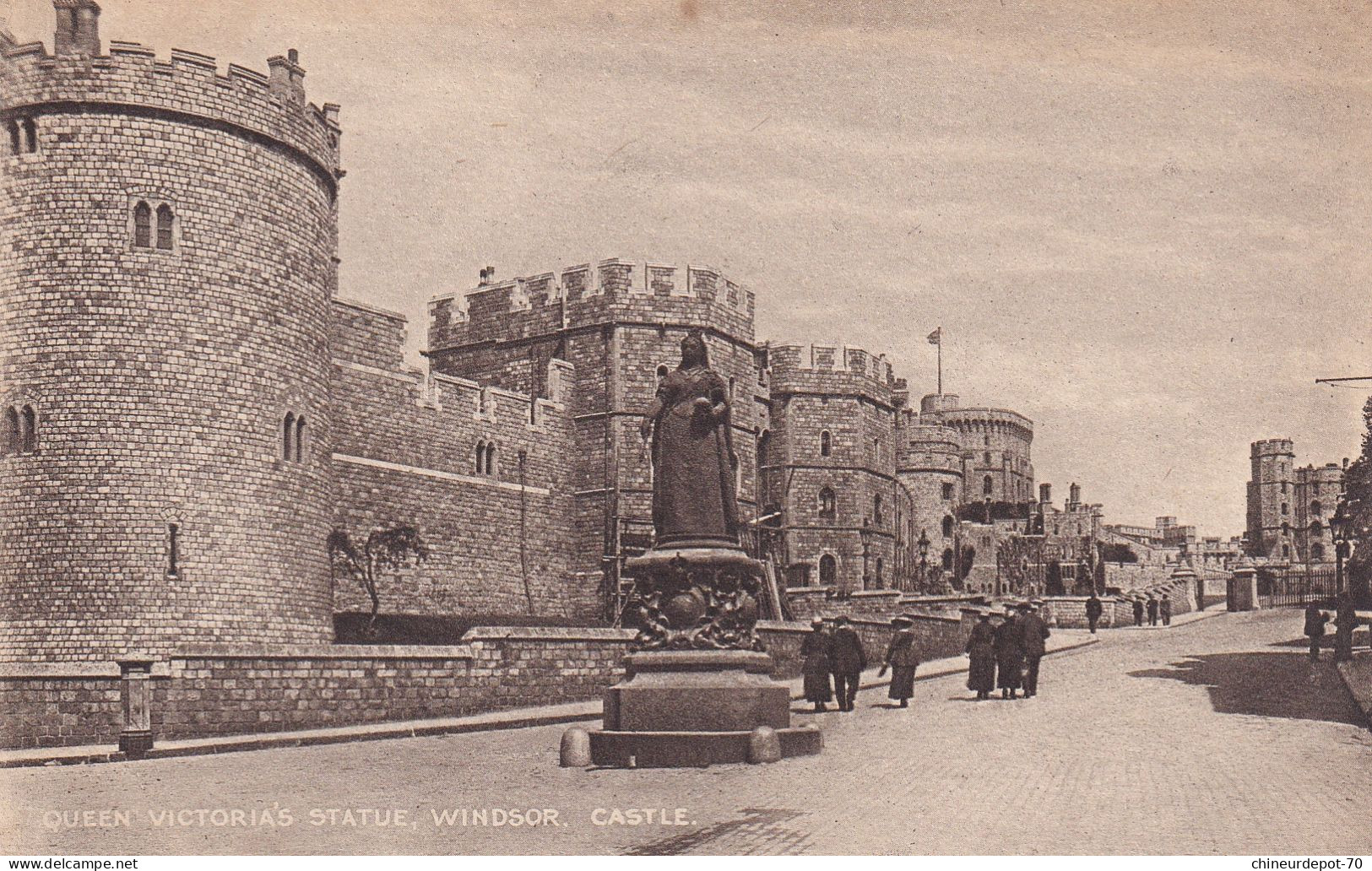 QUEEN VICTORIA'S STATUE WINDSOR CASTLE - Windsor Castle
