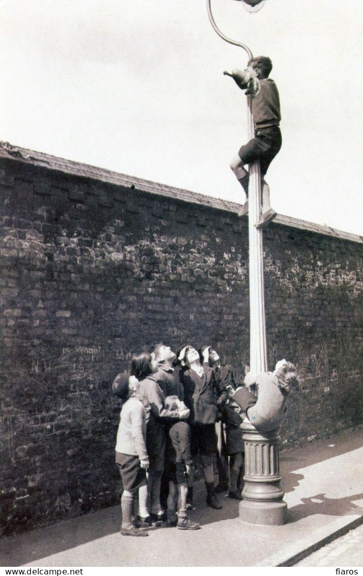 " 'The Spotter', 1934" Children, Don Bradman, Batsman, Hero, Match, Ashes Men's Test Cricket Series [CPM Nostalgia Card] - Children And Family Groups