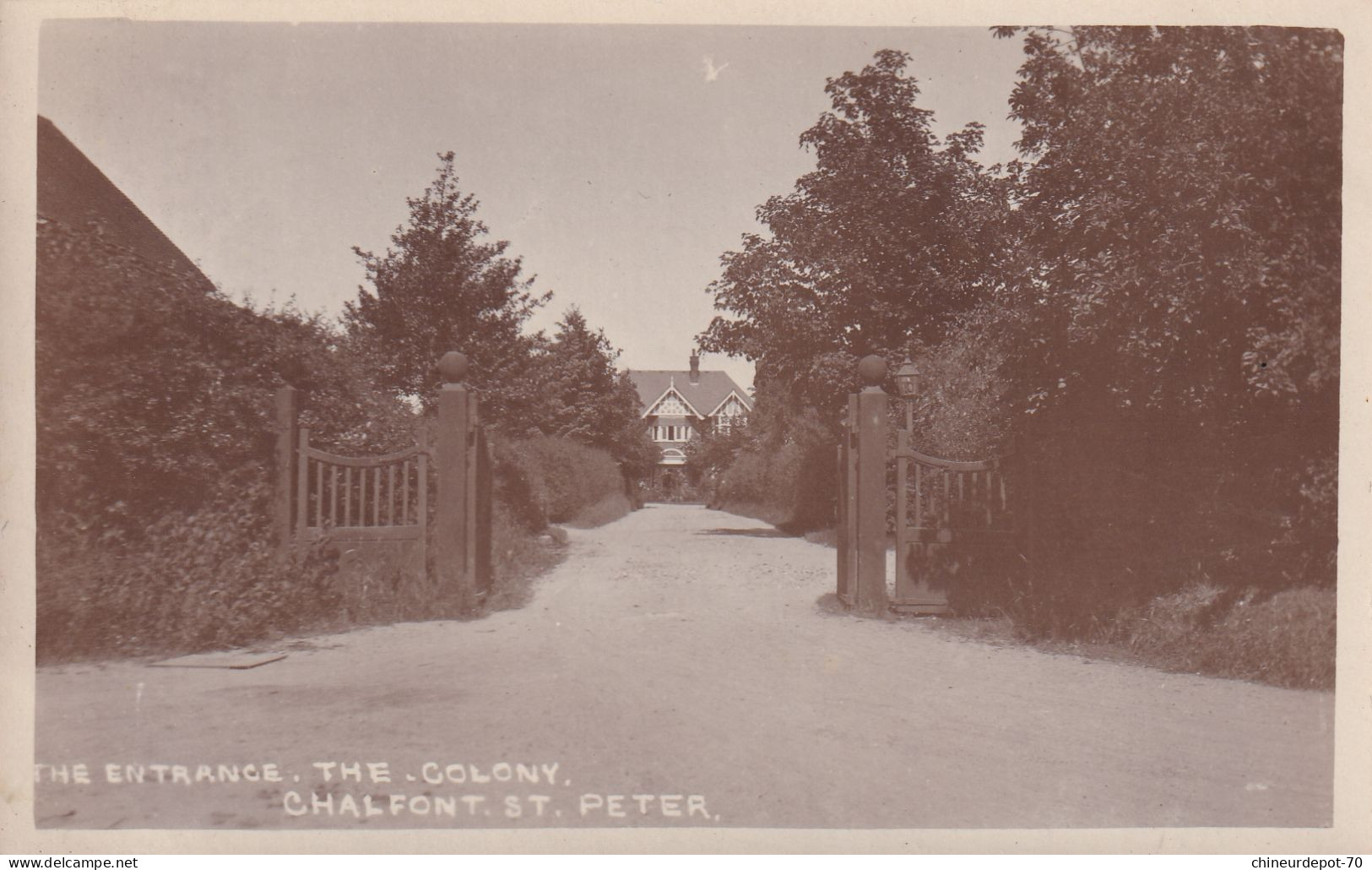 THE ENTRANCE THE GOLONY  CHALFONT ST PETER - Buckinghamshire