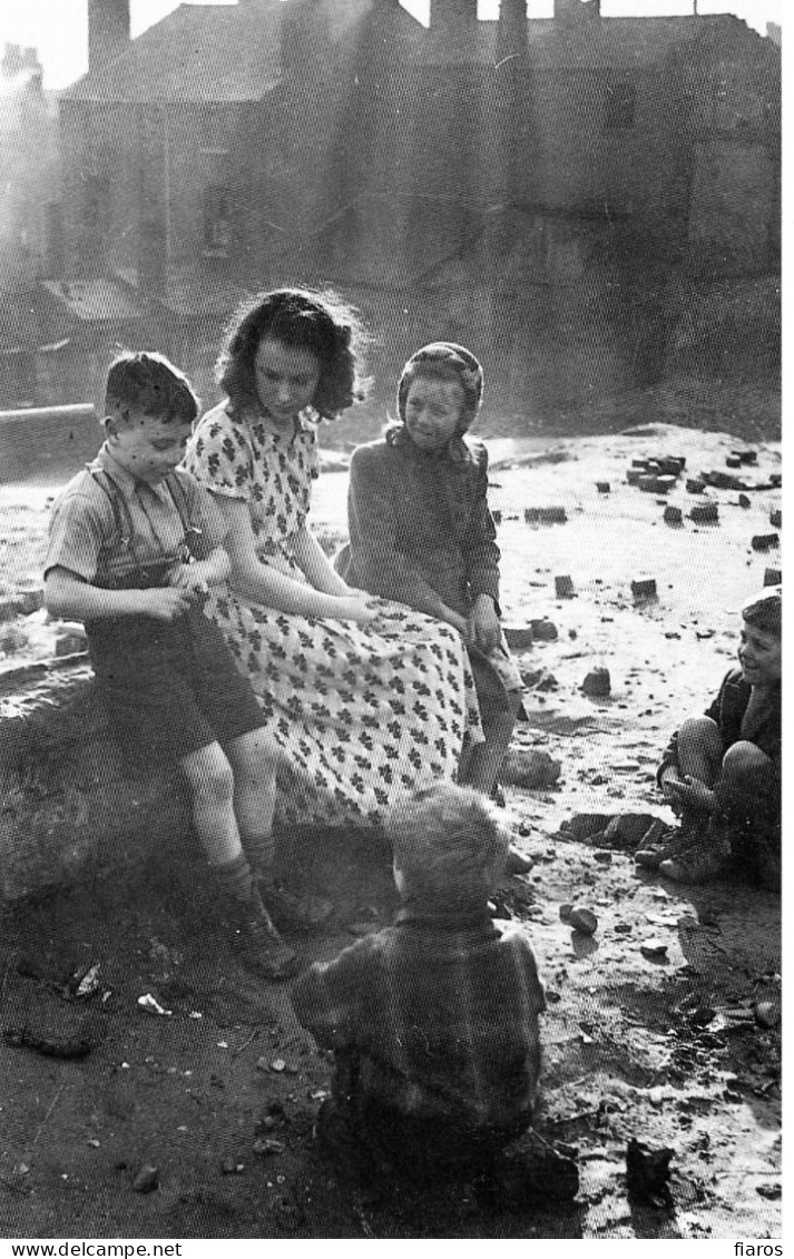 "Birmingham, 1951" Bomb-site, Children's Group, Play, 'blitzed' Cities, Terrorize, Germans, WWII [CPM Nostalgia Poscard] - Gruppi Di Bambini & Famiglie