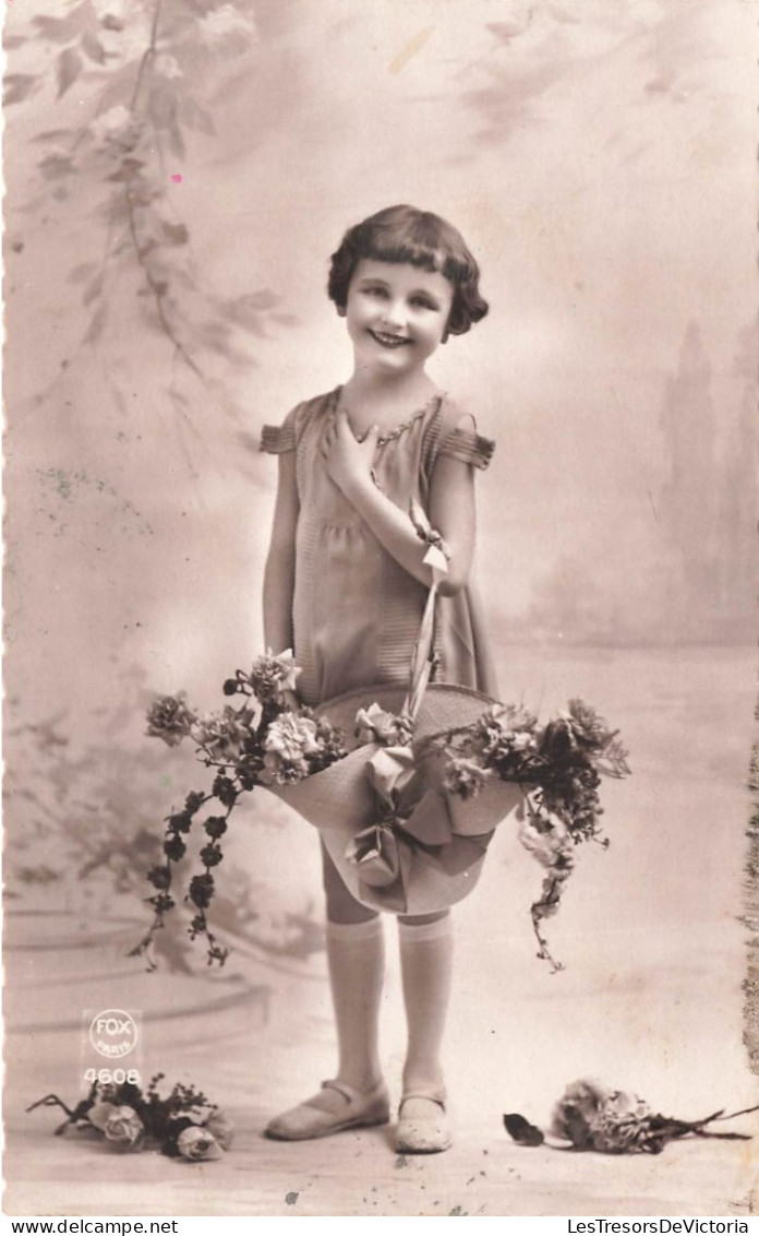 ENFANTS - Un Enfant Portant Un Sac Où Il Y A Des Fleurs - Souriante - Seule - Jeune Fille - Carte Postale Ancienne - Altri & Non Classificati