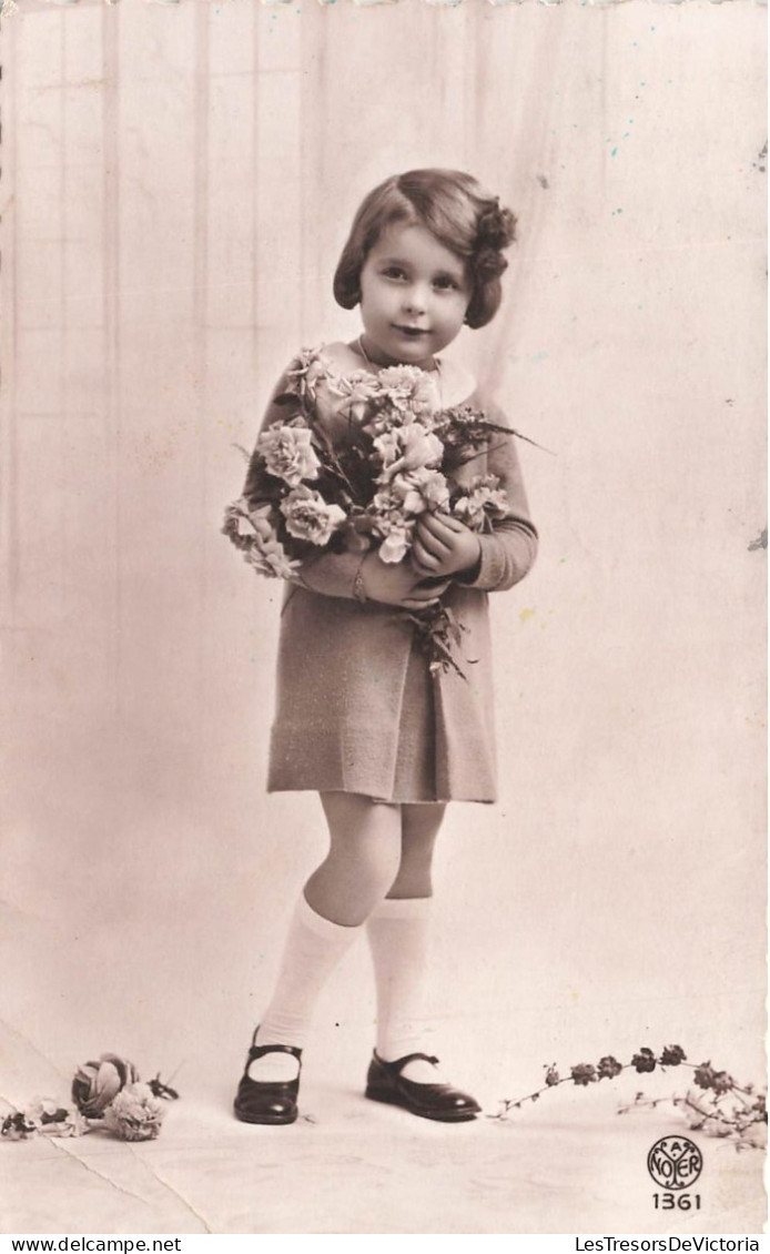 ENFANTS - Un Enfant Portant Un Bouquet De Fleur - Souriante - Seule - Jeune Fille - Carte Postale Ancienne - Altri & Non Classificati