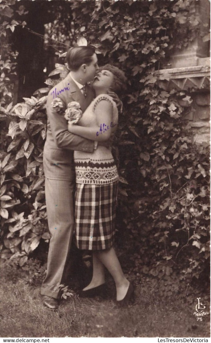 COUPLES - Un Couple - Un Homme Et Une Femme S'enlaçant Et S'embrassant - Carte Postale Ancienne - Couples