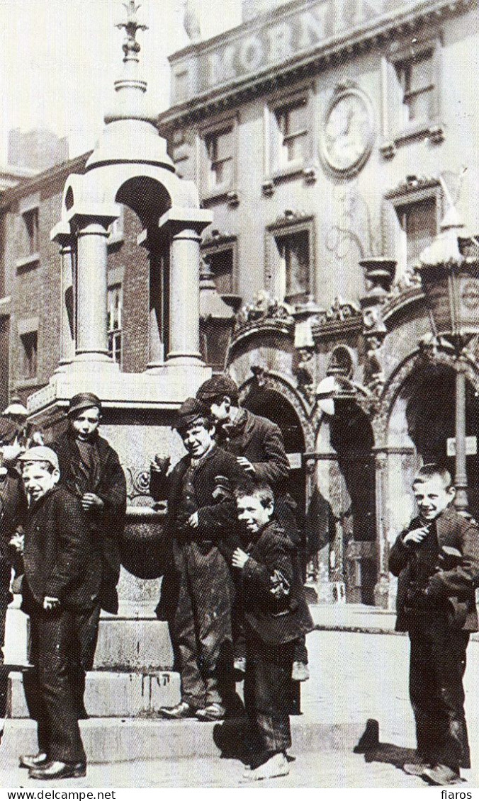 "Shoeblacks,c.1895" Boys Group, Lunchtime,water Fountain, Richmond Row,Byram Street,corner,Liverpool[CPM Nostalgia Card] - Groupes D'enfants & Familles