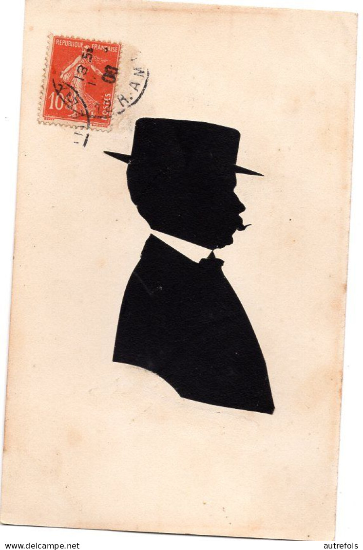 SILHOUETTE OMBRE PORTRAIT HOMME AVEC SON CHAPEAU    -  COLLAGE SUR CARTE POSTALE ANCIENNE - Scherenschnitt - Silhouette