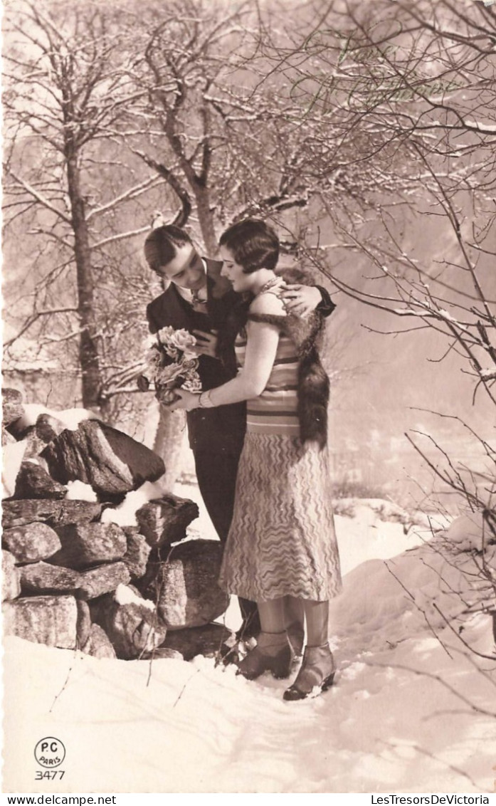 COUPLES - Un Couple Tenant Un Bouquet De Fleur - Un Homme - Une Femme - En Pleine Neige - Carte Postale Ancienne - Couples