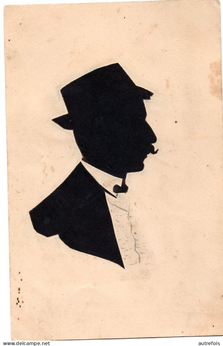 SILHOUETTE OMBRE PORTRAIT HOMME AVEC SON CHAPEAU    -  COLLAGE SUR CARTE POSTALE ANCIENNE - Scherenschnitt - Silhouette