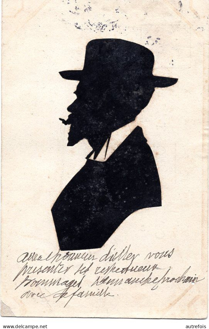 SILHOUETTE OMBRE PORTRAIT HOMME AVEC SON CHAPEAU    -  COLLAGE SUR CARTE POSTALE ANCIENNE - Scherenschnitt - Silhouette