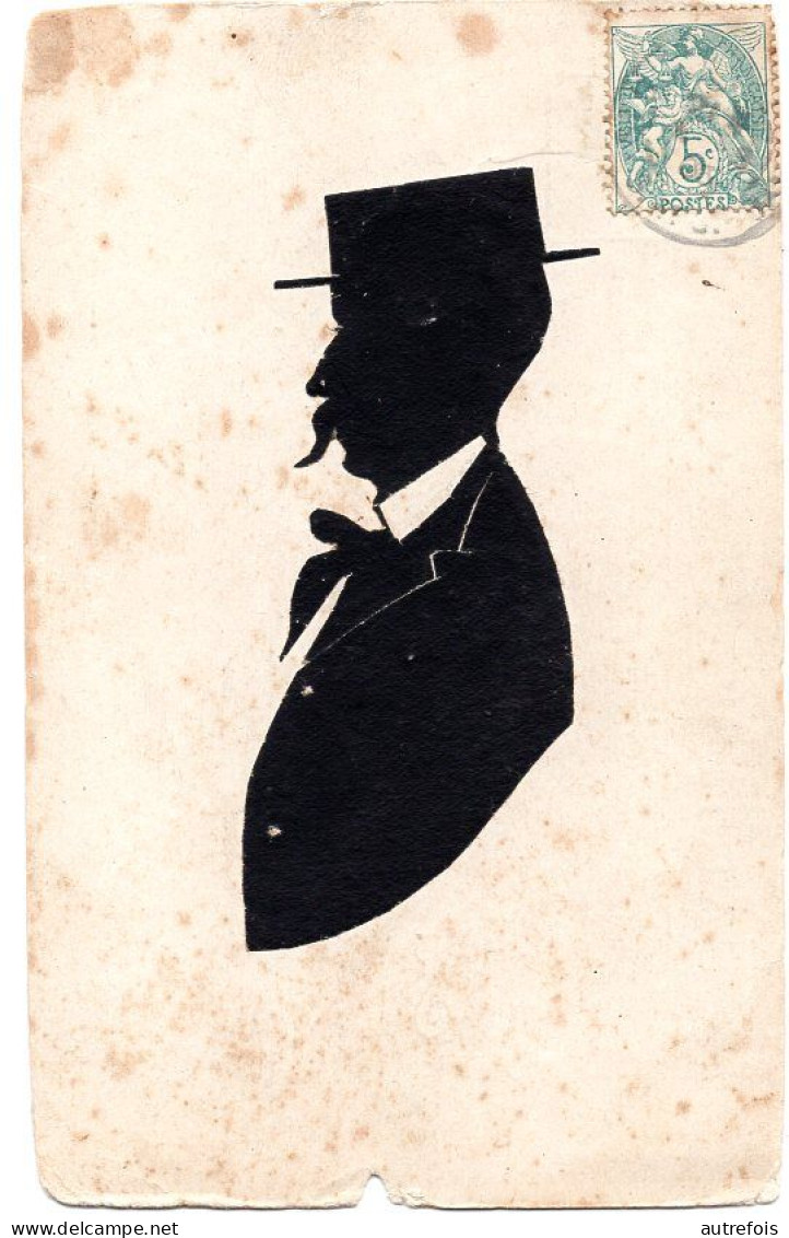 SILHOUETTE OMBRE PORTRAIT HOMME AVEC SON CHAPEAU    -  COLLAGE SUR CARTE POSTALE ANCIENNE - Scherenschnitt - Silhouette