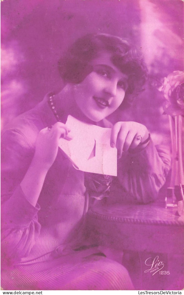 FANTAISIES - Femmes - Une Femme Souriante Assise Sur Une Chaise Tenant Un Lettre Dans Sa Main - Carte Postale Ancienne - Mujeres