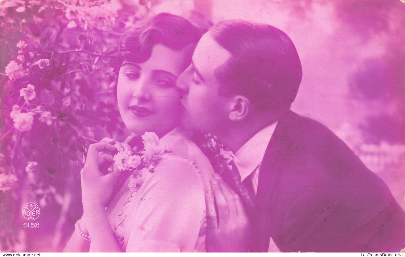 COUPLES - Un Couple - Un Homme Faisant La Bise à Une Femme - Une Femme Avec Une Fleur - Carte Postale Ancienne - Couples