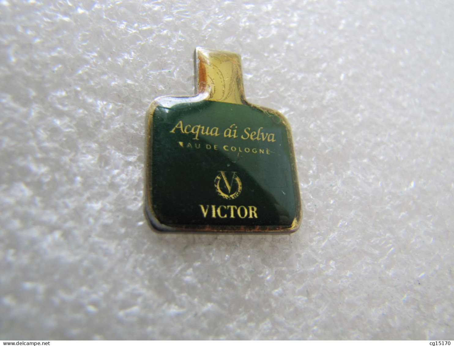 PIN'S    PARFUM  VICTOR  ACQUA  DI  SELVA - Perfume