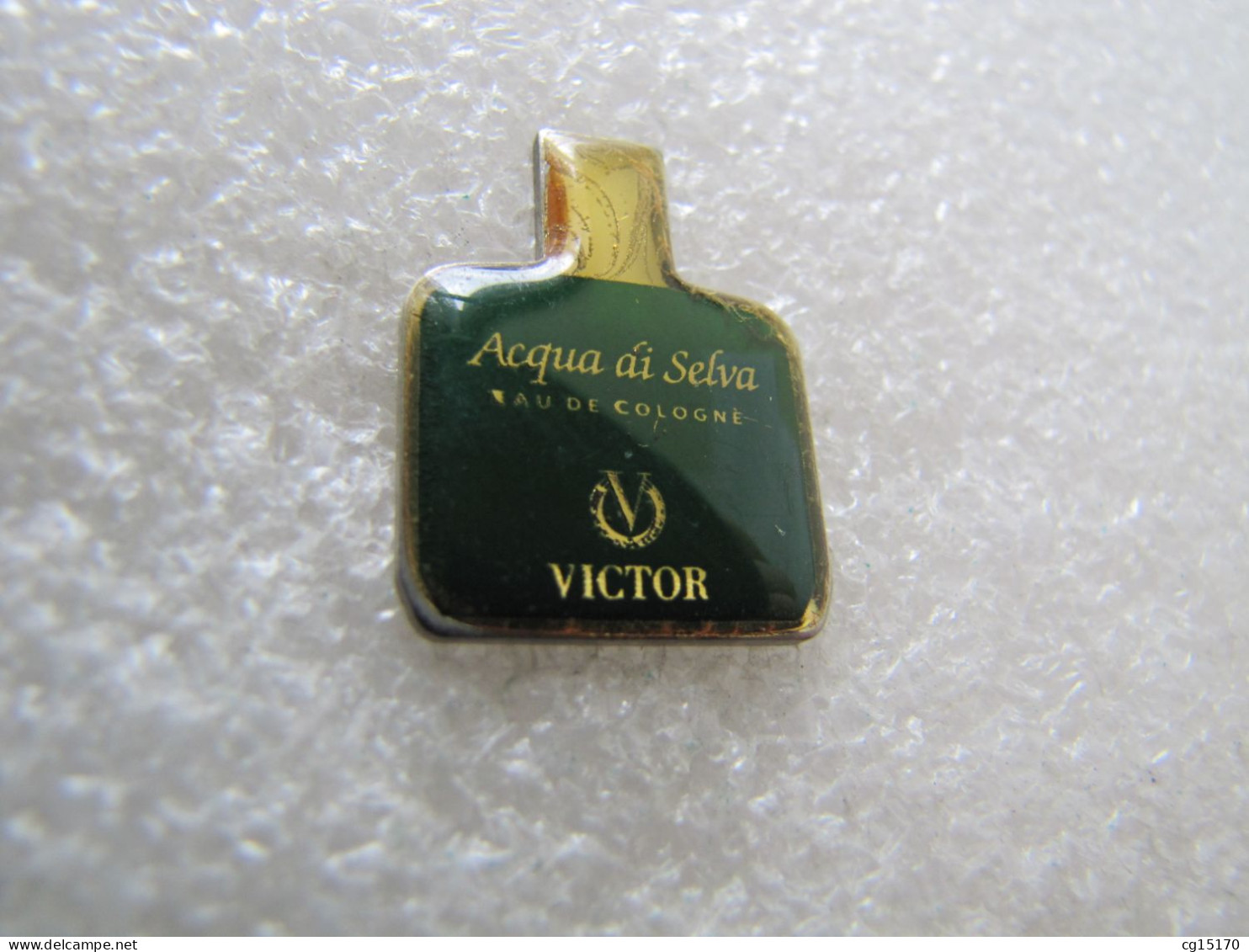 PIN'S    PARFUM  VICTOR  ACQUA  DI  SELVA - Parfums