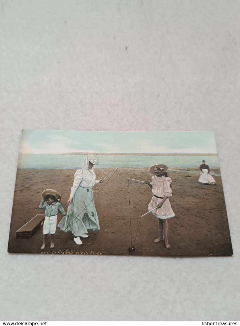 ANTIQUE POSTCARD FAMILY CHILDREN - PLAYING DIABOLO ON THE BEACH UNUSED - Children And Family Groups