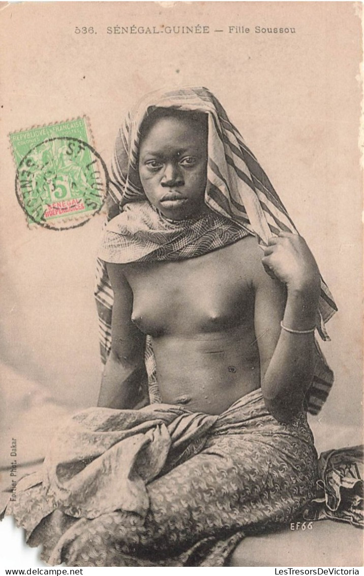 SENEGAL - Sénégal Guinée - Fille Soussou - Une Femme Assise Sa Poitrine Nue - Carte Postale Ancienne - Senegal