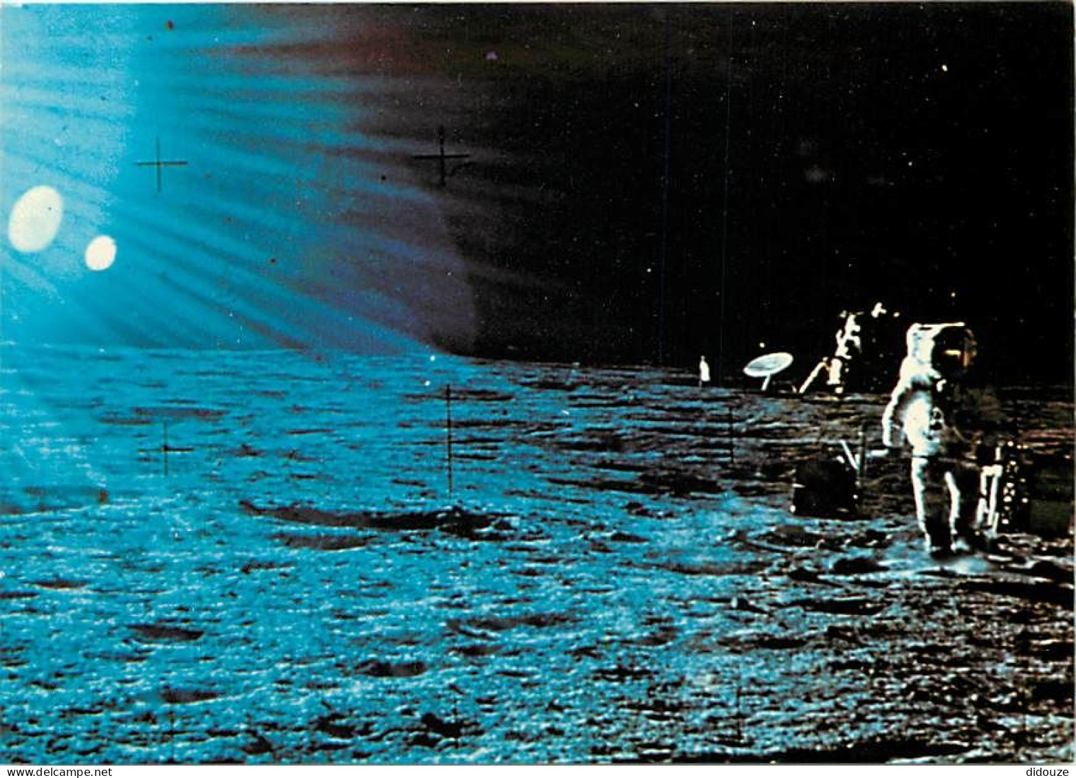 Astronomie - XA-23. APOLLO 12 - Un Astronaute Soulève Des Nuages De Poussière En Marchant Sur La Lune. Novembre 69 - Car - Sterrenkunde