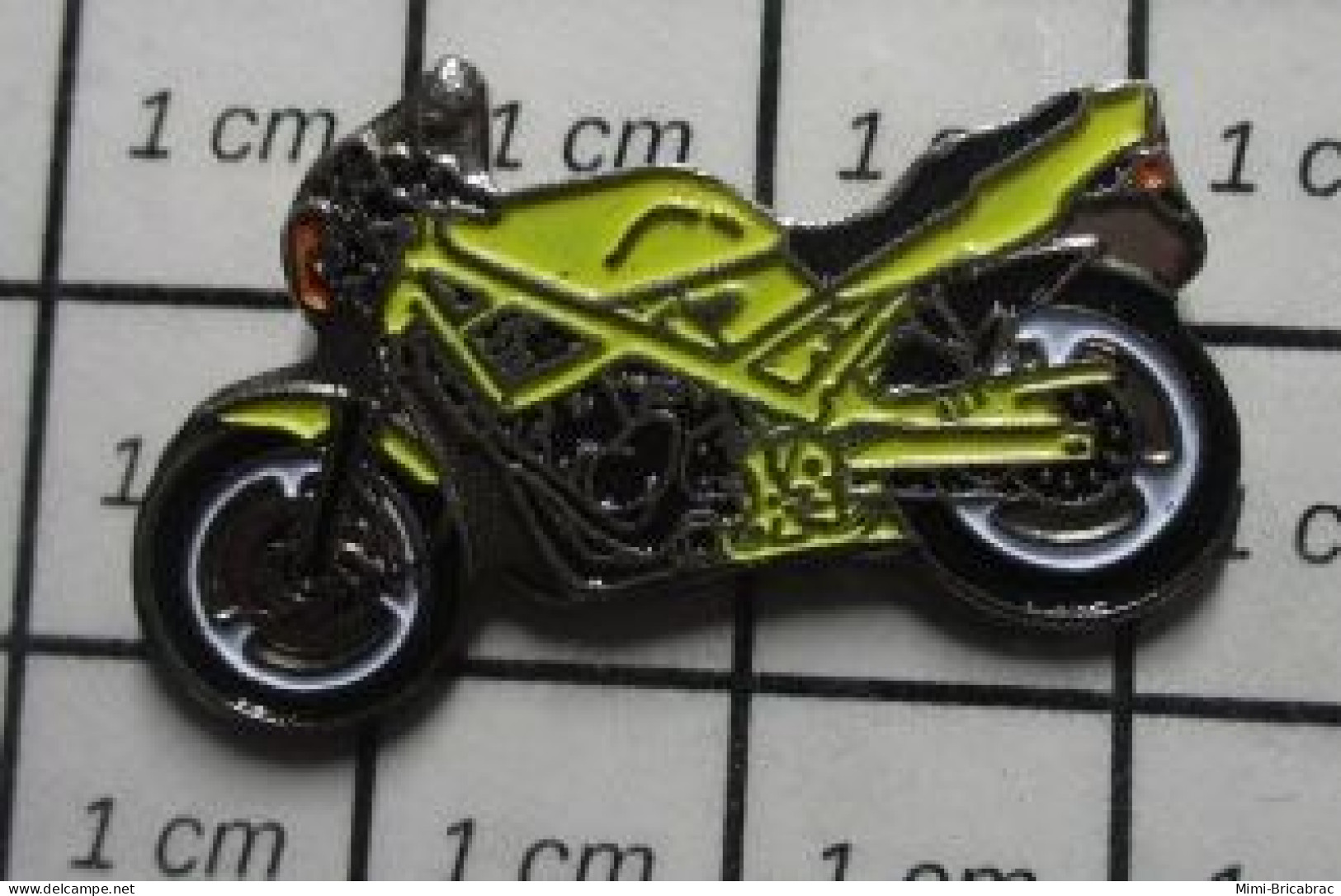 310c Pin's Pins / Beau Et Rare / MOTOS / GROSSE MOTO JAUNE ET NOIRE FAISANT DE LA ROUE AVANT - Motorräder