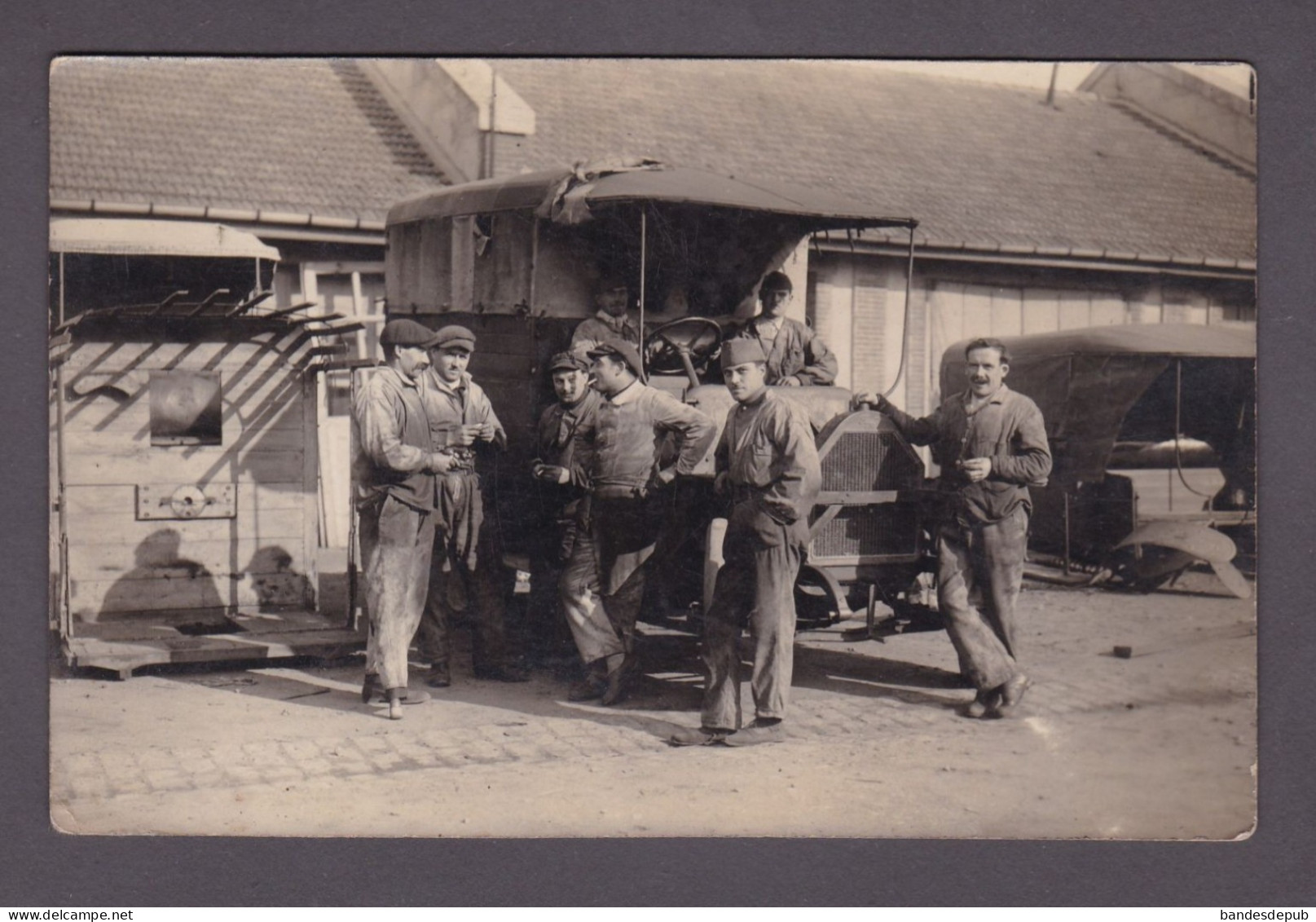 Carte Photo Groupe De Militaires Mécanos Mutilé Prothese Jambe De Bois Camion Fiat Old Truck Garage  ( 58713 ) - Camion, Tir