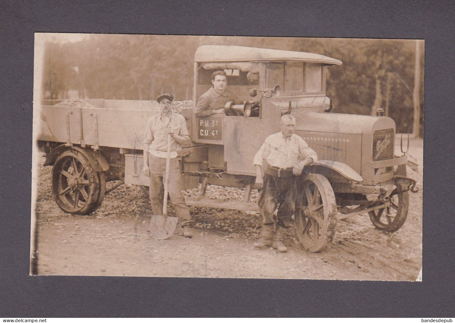 Carte Photo  Camion Berliet  Old Truck Travailleurs Pelle  Travaux Publics   ( 58714 ) - Vrachtwagens En LGV