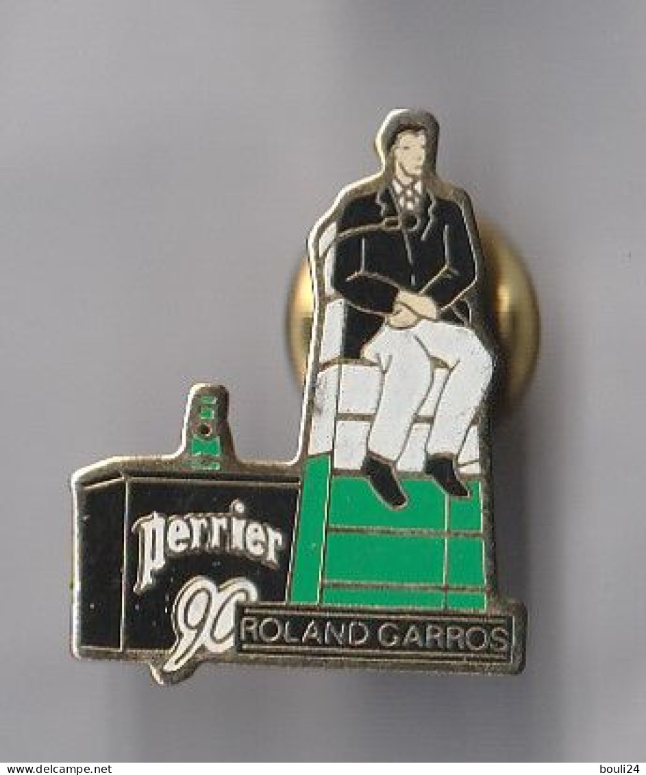 PIN'S   THEME SPORT  TENNIS  ROLAND GARROS  SPONSOR  PERRIER  ARBITRE DE CHAISE - Tenis