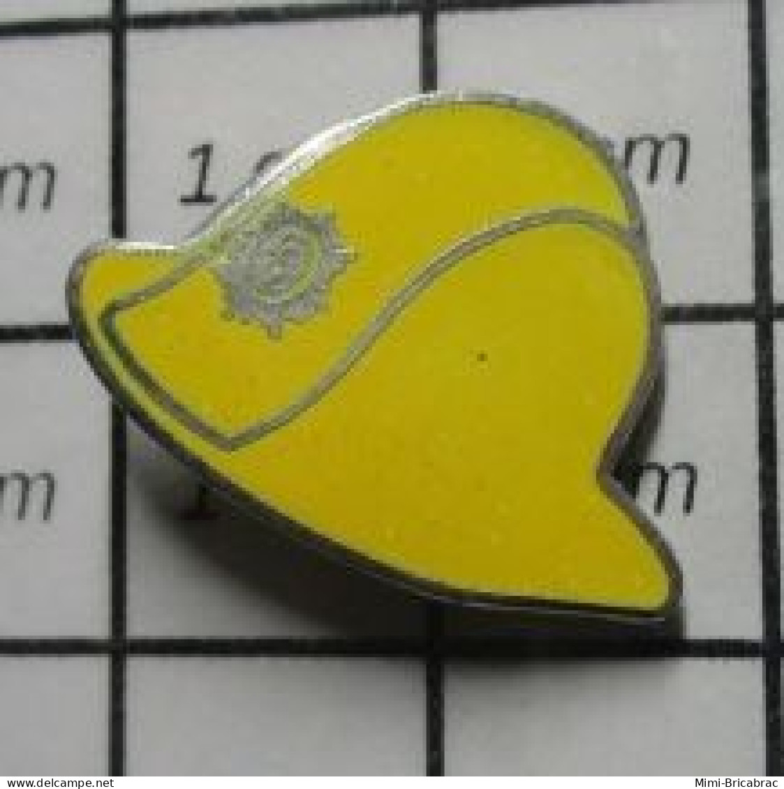 410B Pin's Pins / Beau Et Rare / POMPIERS / CASQUE JAUNE PEUT ETRE POMPIERS USA OU UK ? - Brandweerman