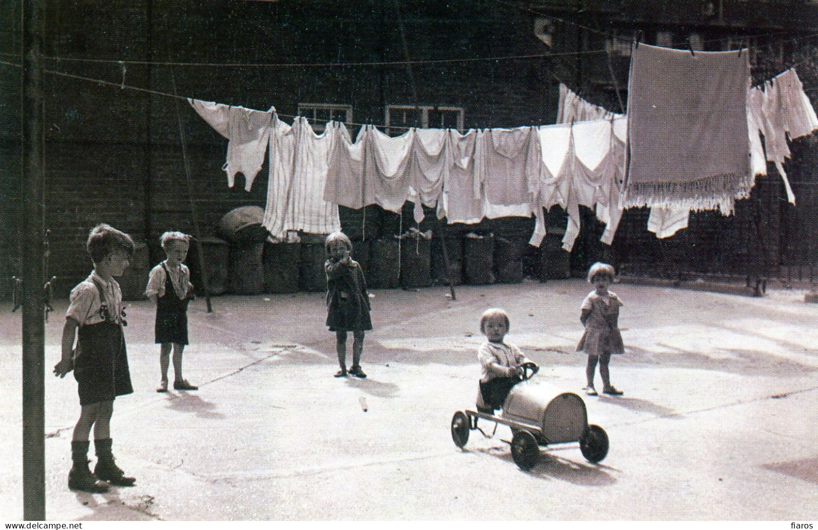 "London East End, 1933" Slum Children Play, Cause Of Poverty, Low Pay Large Families, Britain [CPM Nostalgia Postcard] - Gruppi Di Bambini & Famiglie