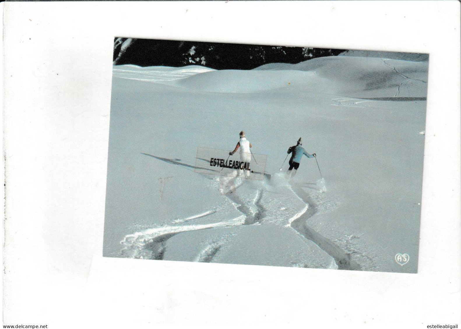Jeux De Ski Dans  La Neige Fraiche - Sport Invernali