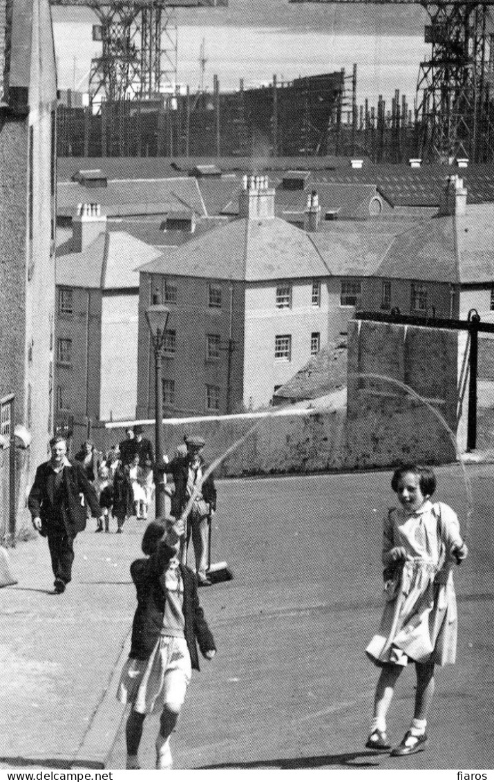 "Streets Of Greenock, 1954" Children, Workers, Docks, Shipbuilding Yards, River Clyde, Glasgow Fair [CPM Nostalgia Card] - Gruppi Di Bambini & Famiglie