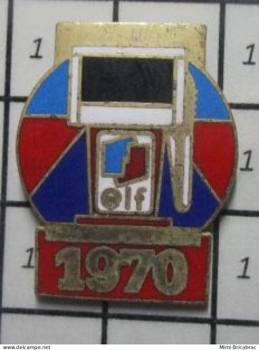 615D Pin's Pins / Beau Et Rare / CARBURANTS / POMPE A ESSENCE 1970 ELF - Kraftstoffe