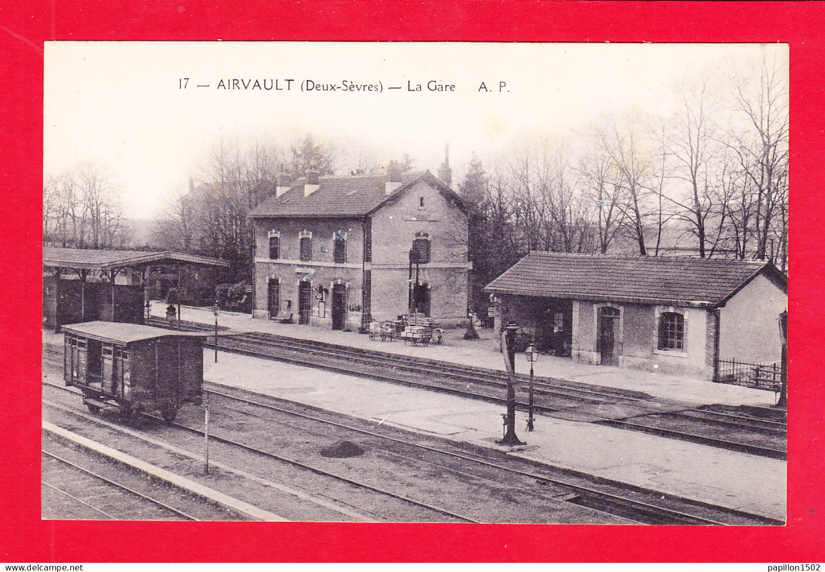 F-79-Airvault-05Ph96  La Gare, Vue Sur Les Voies, Un Wagon, Cpa  - Airvault