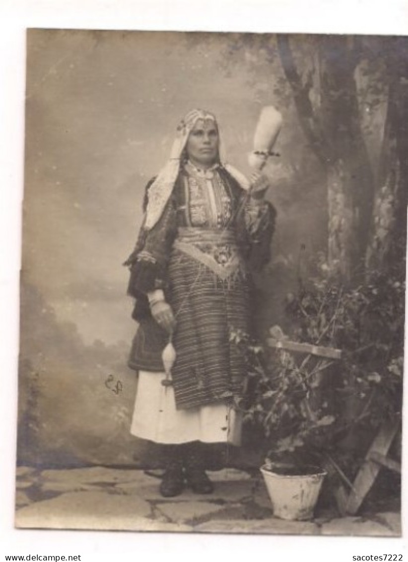 PHOTO  FEMME EN COSTUME ROUMAIN - - Rumänien