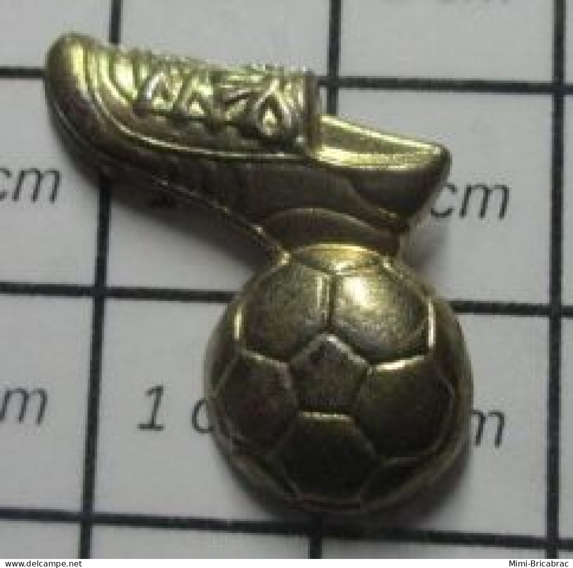 920 Pin's Pins / Rare Et De Belle Qualité !!! SPORTS / BALLON ET CHAUSSURE FOOTBALL METAL JAUNE EN RELIEF Par VMS - Voetbal