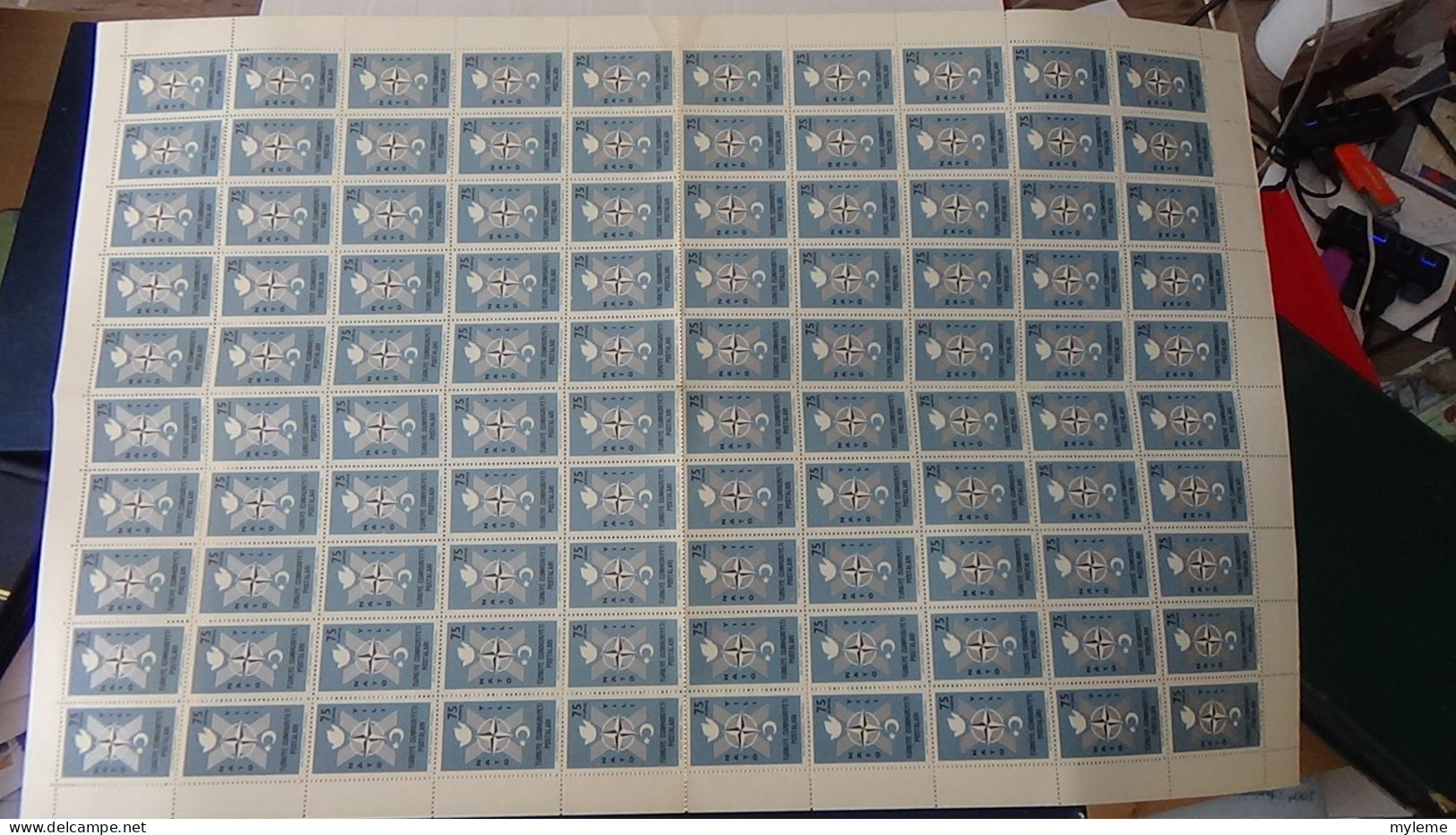 AZ137 Bel ensemble de timbres, fragments de feuilles et blocs ** de divers pays..  A saisir !!!