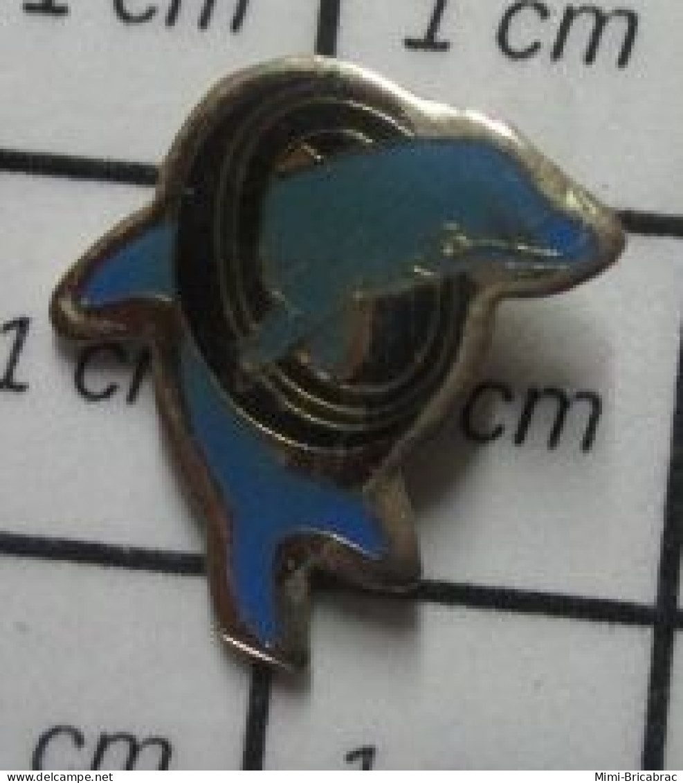 610D Pin's Pins / Beau Et Rare / ANIMAUX / DAUPHIN BLEUE ET BOUEE NOIRE - Animals