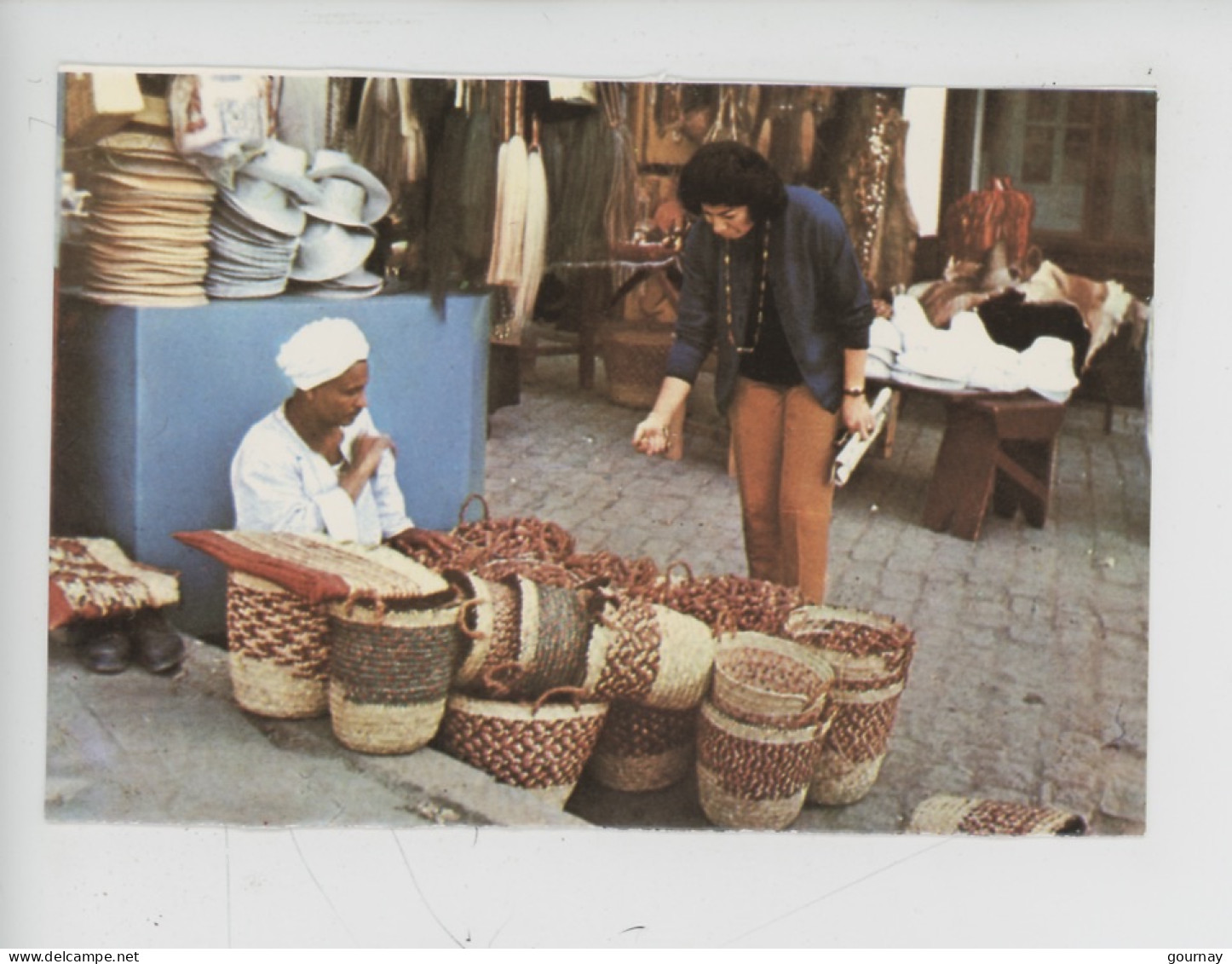 Egypte, Aswan, Assouan, Syene - Bazaar Bazar Avec Des Offafs (cp Vierge) Marché Panier.... - Puerto Saíd