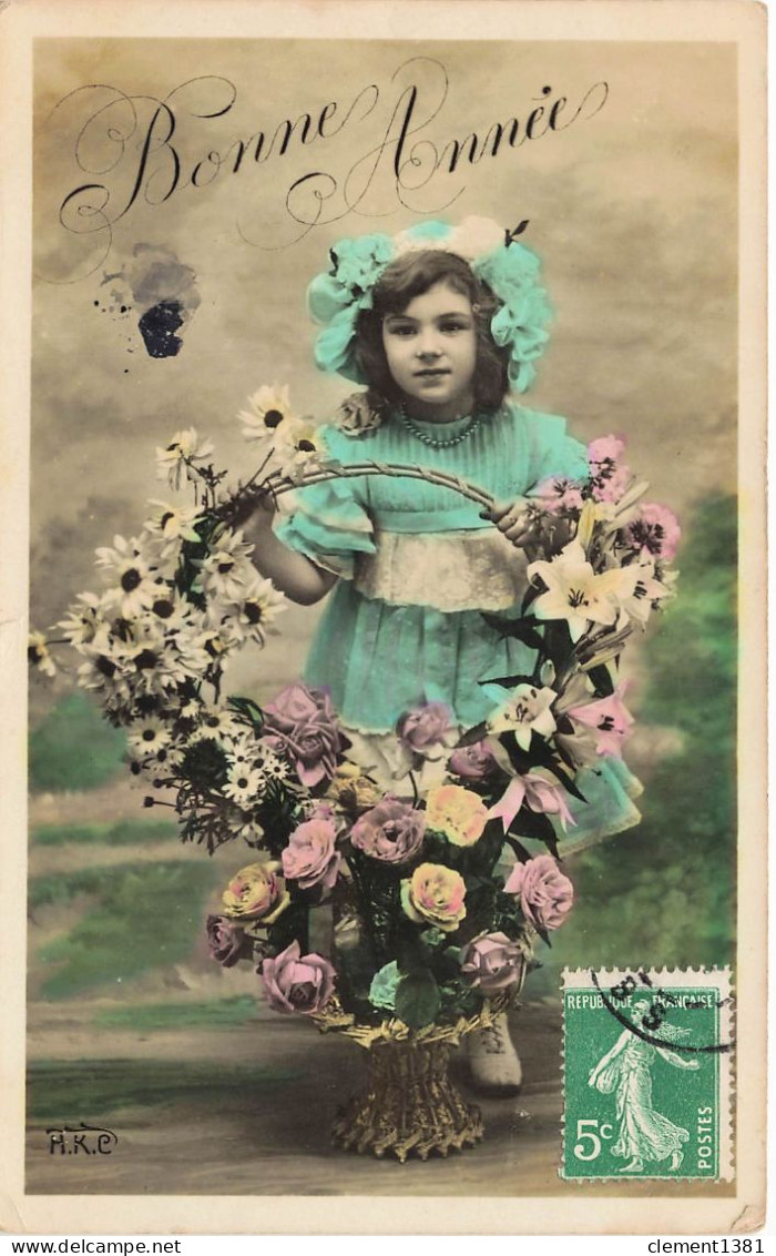 Bonne Annee Enfant Portrait De Petite Fille Avec Des Fleurs - Retratos