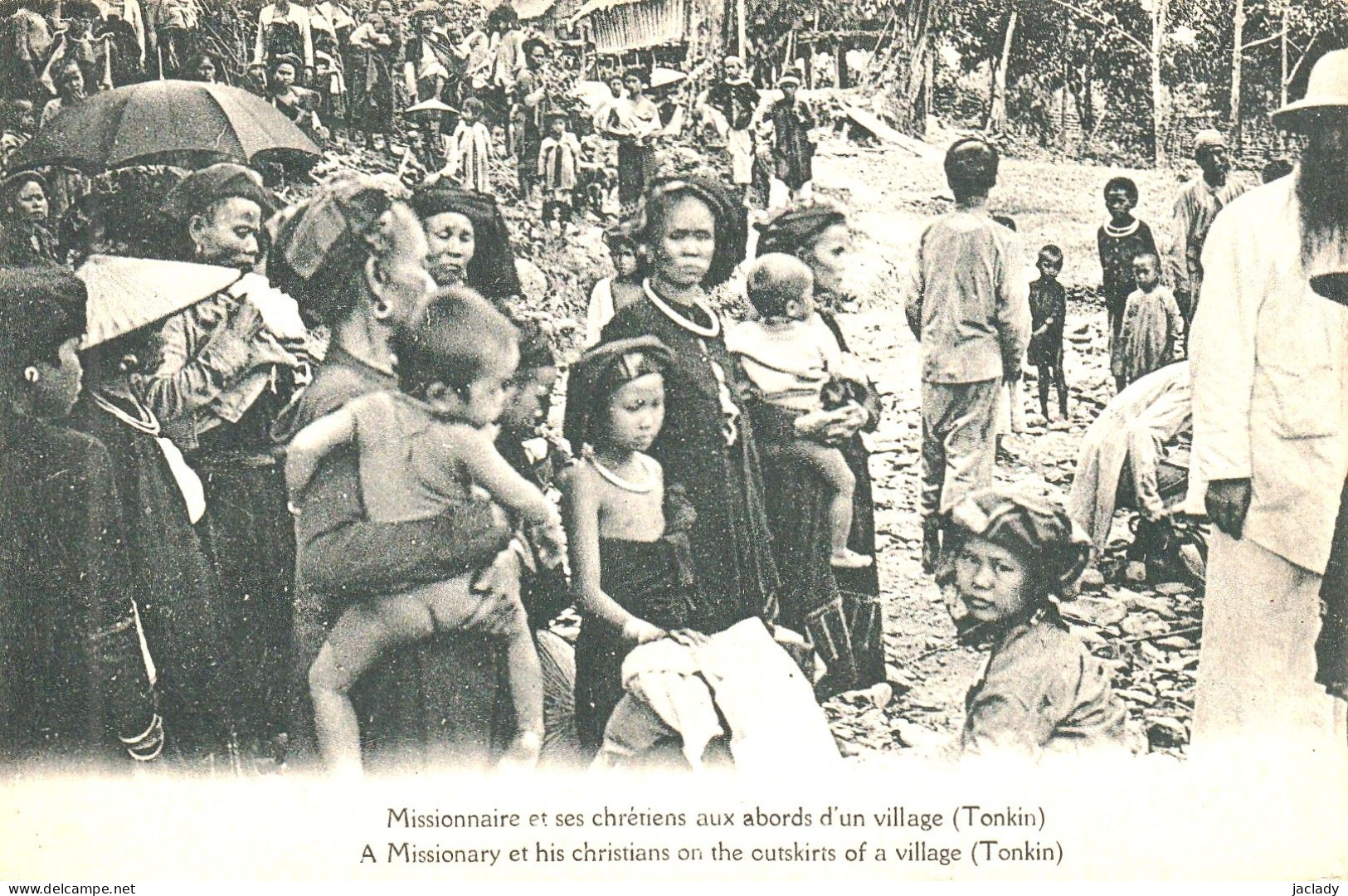 Carte Postale Ancienne -- Missionnaire Et Ses Chrétiens Aux Abords D'un Village ( TONKIN ).   (2 Scans) - Viêt-Nam