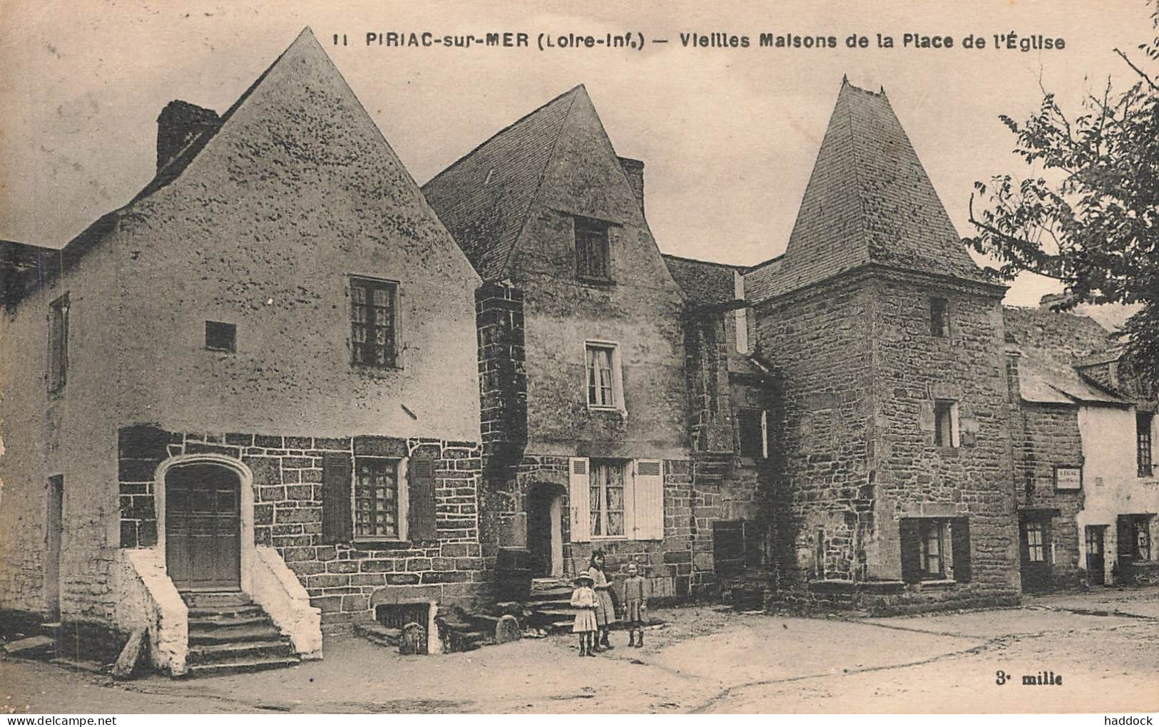 PIRIAC SUR MER : VIEILLES MAISONS DE LA PLACE DE L'EGLISE - Piriac Sur Mer