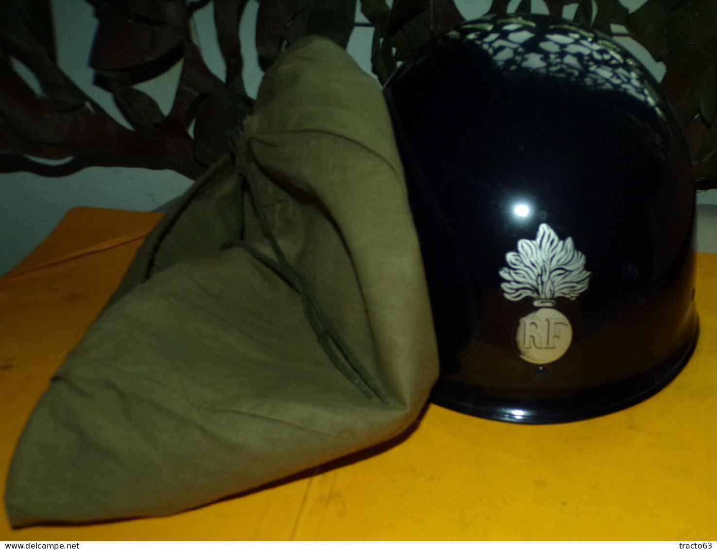 CASQUE MILITAIRE LOURD MODELE F1  DE LA GENDARMERIE NATIONALE DE L'ARMEE FRANCAISE DE LA PERIODE DE 1992 , FABRICATION F - Equipo