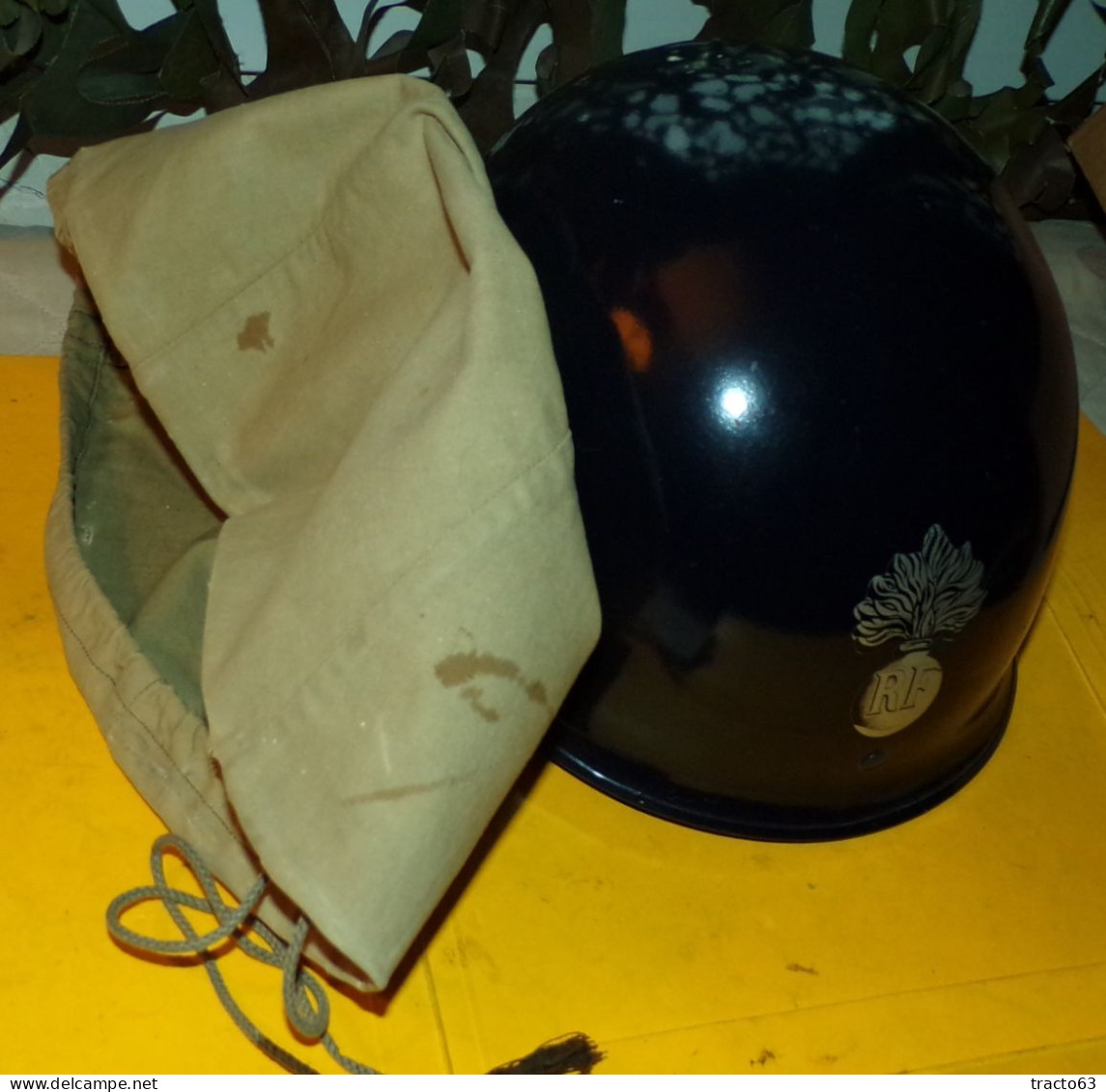 CASQUE MILITAIRE LOURD MODELE F1  DE LA GENDARMERIE NATIONALE DE L'ARMEE FRANCAISE DE LA PERIODE DE 1992 , FABRICATION F - Equipment