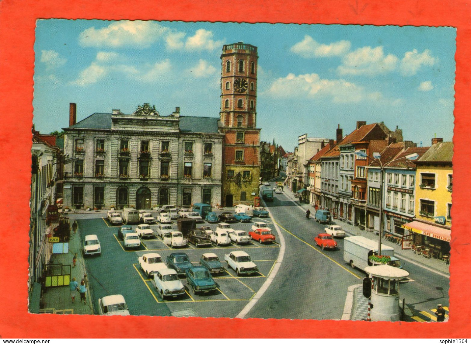 MENEN - Grand'Place - Hôtel De Ville Et Beffroi -(Vieilles Voitures) - Menen