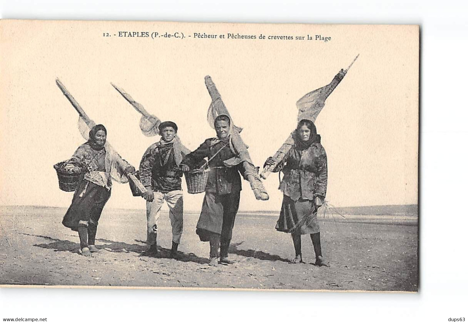 ETAPLES - Pêcheur Et Pêcheuses De Crevettes Sur La Plage - état - Etaples