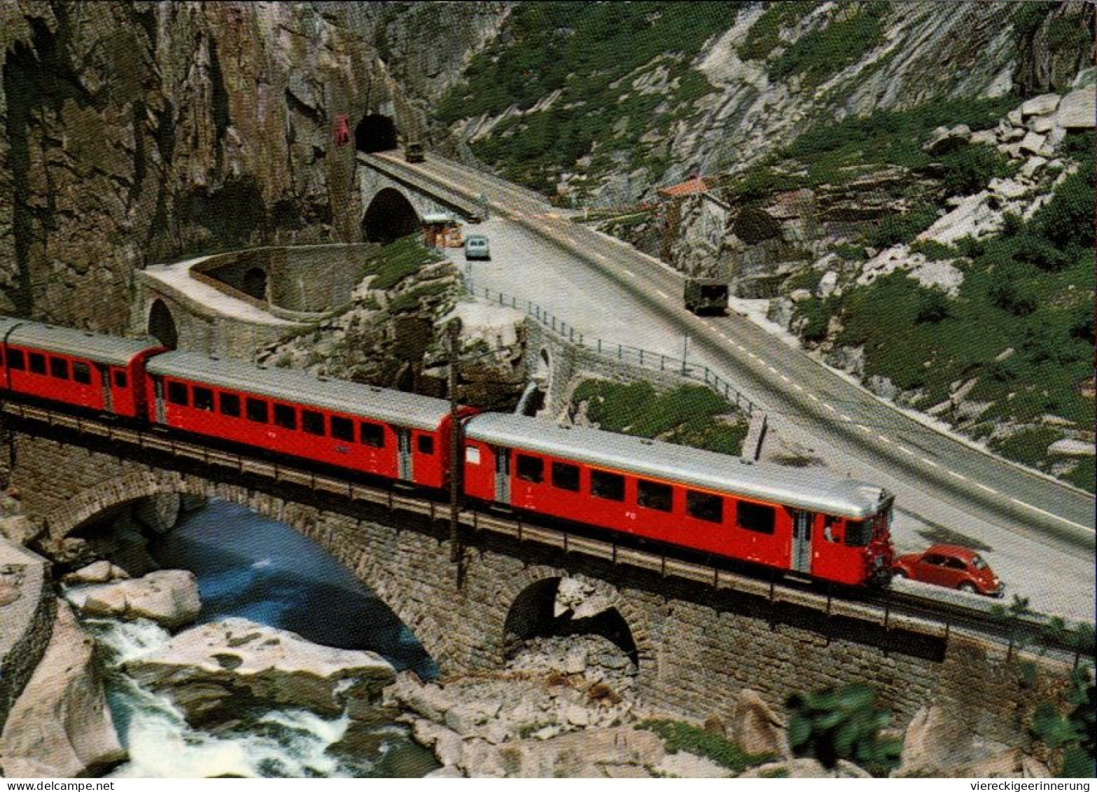 ! Moderne Ansichtskarte Eisenbahn, Schöllenenbahn, Gotthardstraße, Teufelsbrücke, Schweiz - Trenes