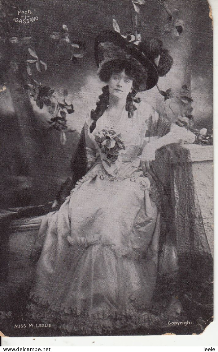 CL26. Vintage Postcard. Miss M Leslie. Edwardian Actress? Photo By Bassano - Teatro