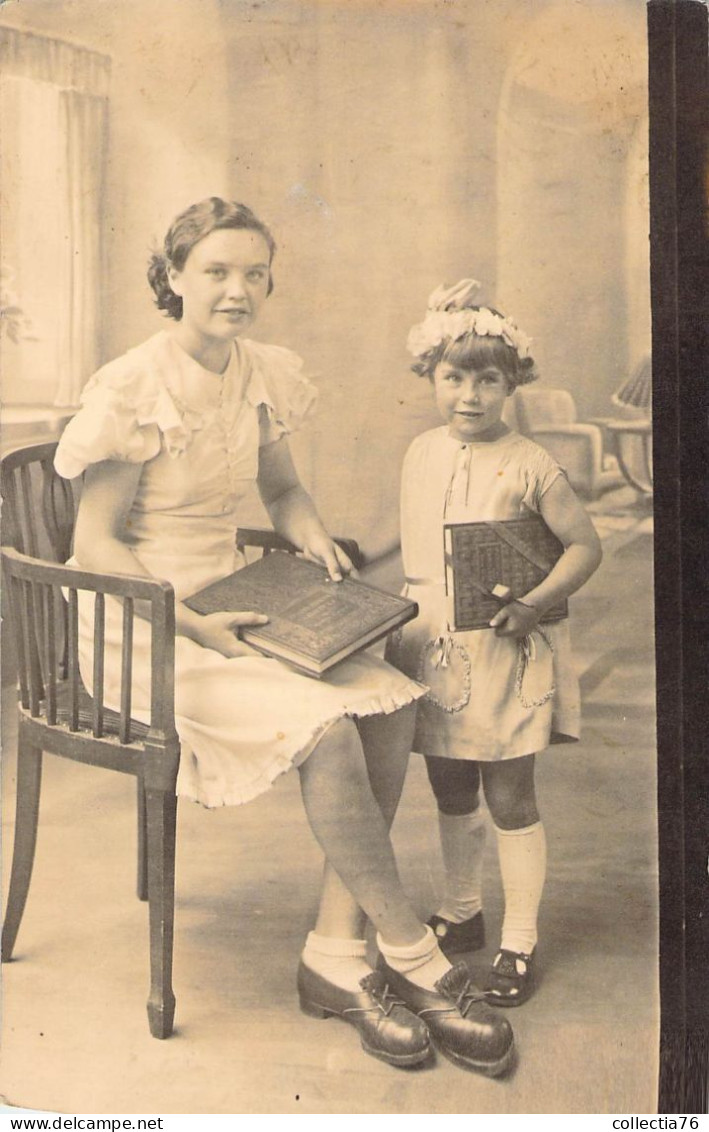 CARTE PHOTO MERE ET SA FILLE TENANT DES LIVRES CIRCA 1910 DOS DIVISE NON ECRIT - Groupes D'enfants & Familles