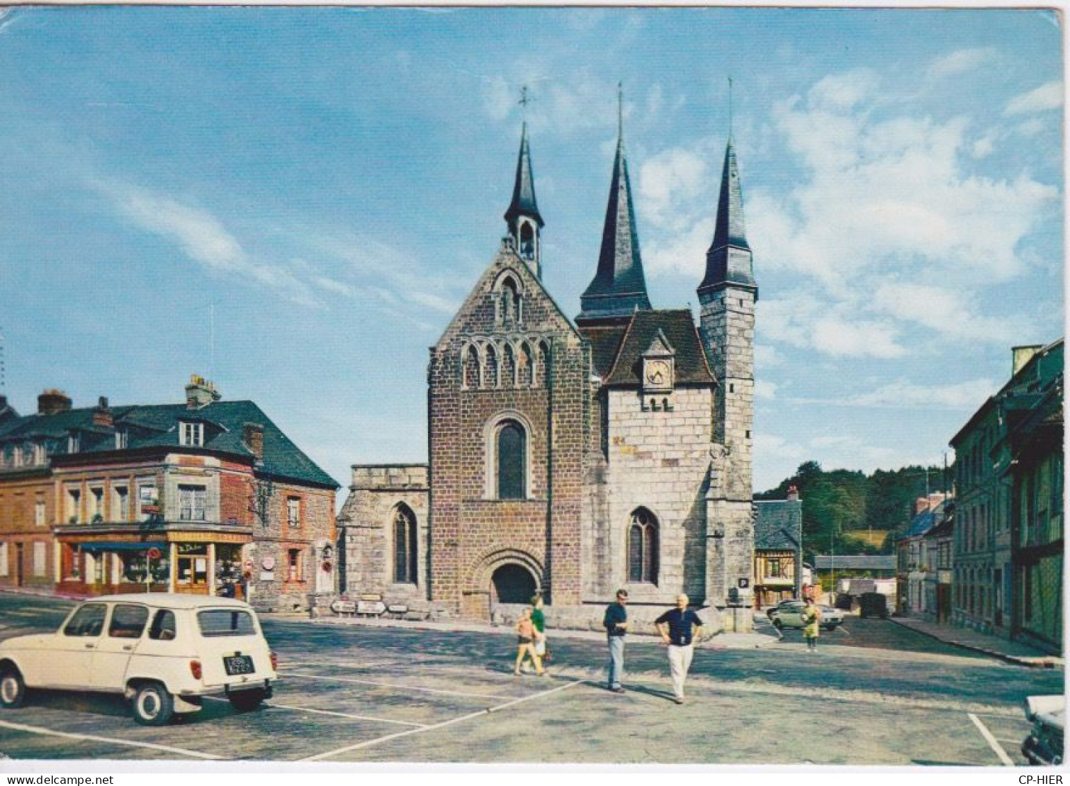 AUTO - AUTOMOBILE RENAULT 4 L SUR LA PLACE  DES TROIS MARECHAUX A BROGLIE  - 27 - EURE - - Turismo