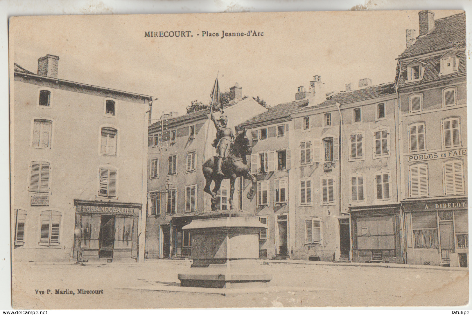 Mirecourt  88  Carte Circulée  La Place Jeanne D'Arc Et La Statue Et Magasins - Mirecourt