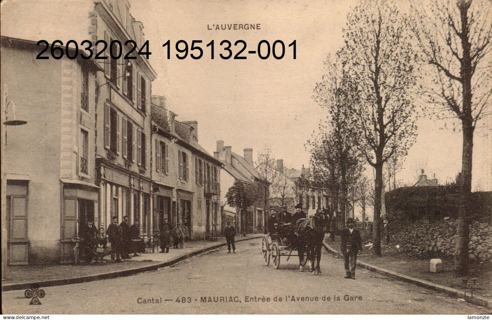 MAURIAC . Cpa .    - Entrée De L'Avenue De La Gare..    (scans Recto-verso) - Mauriac