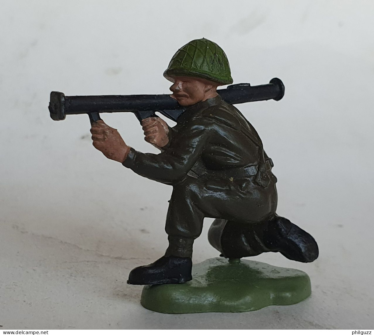 FIGURINE SOLDAT ANGLAIS VINTAGE HANDPAINTED BRITAINS TIREUR BAZOOKA A GENOUX - Militari