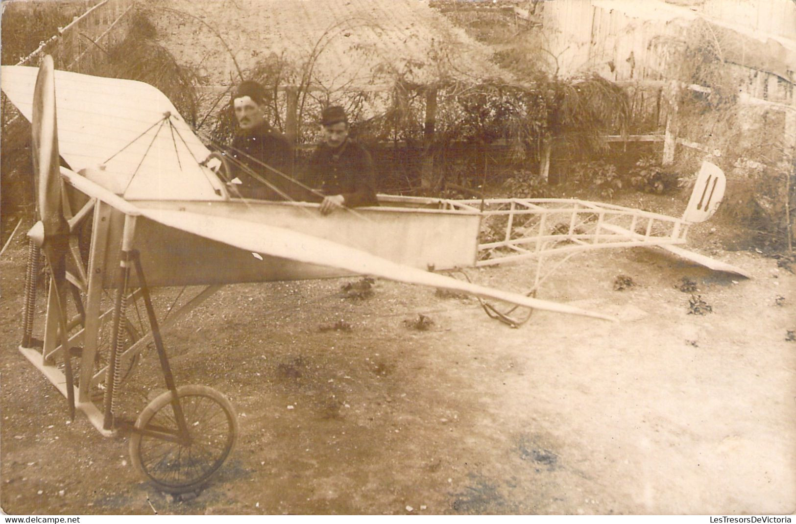 PHOTOGRAPHIE - Carte Photo De Militaires Dans Un Avion Factice - Aviation - Carte Postale Ancienne - Photographs